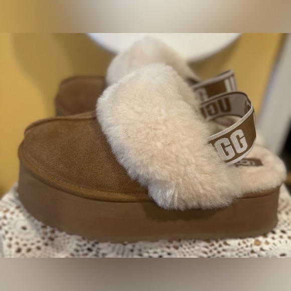 Women's UGG Funkette Tan Platform
Slingback Sherling Slippers Size 8 - Picture 3 of 7